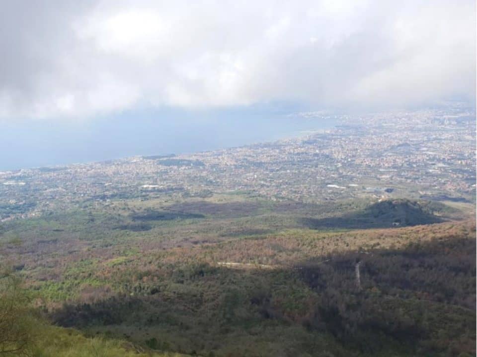 Blick von der Spitze des Vesuvs auf Neapel