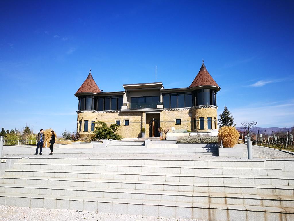 weinreise mazedonien chateau kamnik praechtiges gebaeude