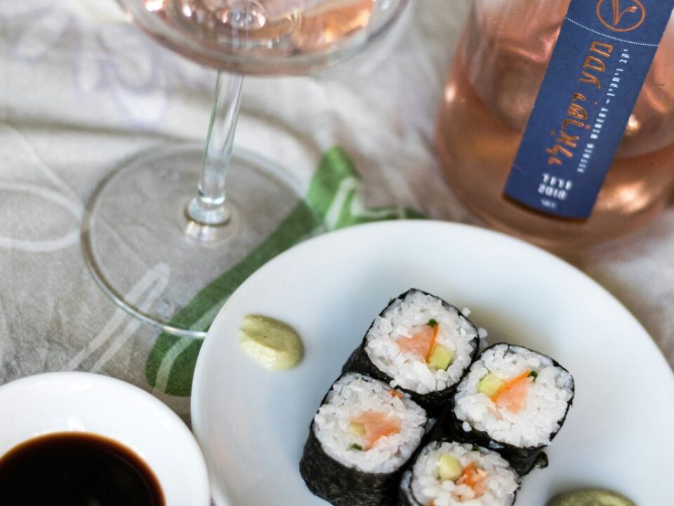 sushi mit lachs zu einem rosewein