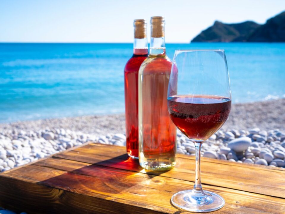 heller rotwein am strand bei sonnigem wetter