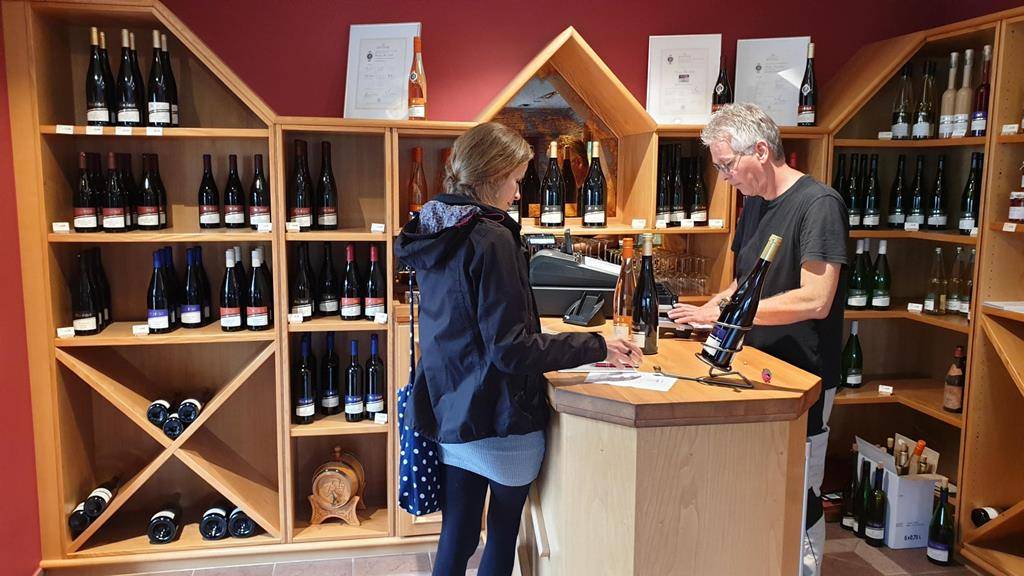 die gebäude des weingut deutzerhof in ahrtal