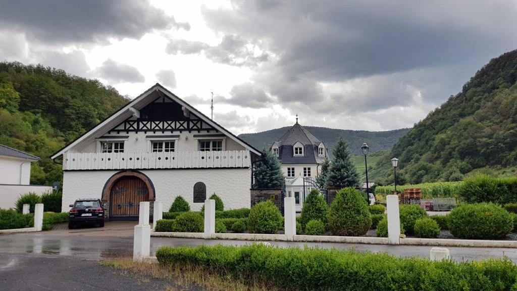 die gebäude des weingut deutzerhof in ahrtal
